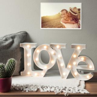 Navaris Dekorační LED nápis LOVE 46,5 × 21 × 5 cm, napájení 2x AA baterie (LED Light Up Sign - Marquee Light Word Lamp with 16 Warm White LEDs - Battery Operated Lettering Wall Lamp - Retro Vintage Love Sign in White)