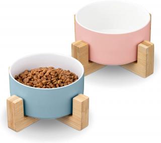 Růžová a modrá keramická miska Navaris 2x 550ml pro kočky a pejsky s dřevěnými stojánky (Ceramic Pet Bowls with Stand (Set of 2) - 17.5cm Diameter Food Water Bowl Set for Cats and Dogs with Bamboo Stands - Size S, Blue and Pink)