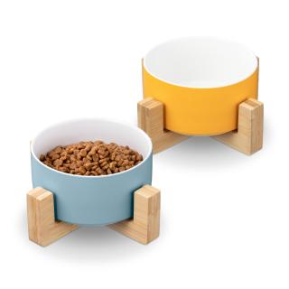 Žlutá a modrá keramická miska Navaris 2x 550ml pro kočky a pejsky s dřevěnými stojánky (Ceramic Pet Bowls with Stand (Set of 2) - 17.5cm Diameter Food Water Bowl Set for Cats and Dogs with Bamboo Stands - Size S, Blue and Yellow)