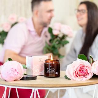 Tvoje Svíčka Vonná svíčka TY A JÁ RŮŽOVÁ - andělika, magnolie, pettitgrain, šalvěj - černá s víčkem malá