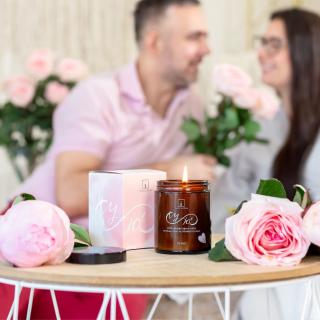 Tvoje Svíčka Vonná svíčka TY A JÁ RŮŽOVÁ - andělika, magnolie, pettitgrain, šalvěj - černá s víčkem střední