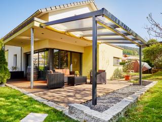 Gutta Terrassendach Premium - čirý polykarbonát s bílými pruhy / antracitová konstrukce pergola Varianta: 10,14 x 3,06 m
