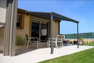 Lanitplast hliníková pergola WALL 33 Varianta: hliníková pergola LANITPLAST WALL 33 antracit + bronz PC LG2120