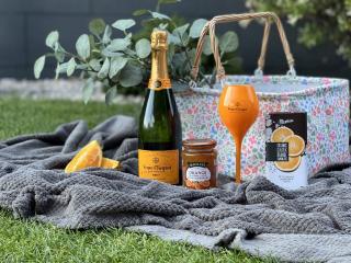 Dárkový piknikový koš se šampaňským VEUVE Clicquot Brut