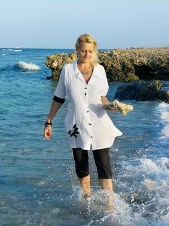 Černobílá halenka s originální aplikací Velikost: 4XL