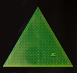 Patchworkové pravítko - triangle 20x22 cm - fluo