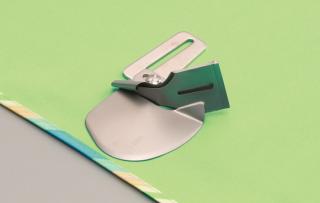 Příslušenství Baby Lock - Aplikátor šikmého proužku na dvojito 28 mm (coverlocky, kombinace)