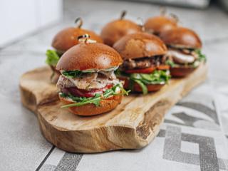 18ks MINI BURGERU catering