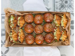 9 + 8 MINIBURGER ROASTBEEF & MOZZARELLA CROISSANT catering