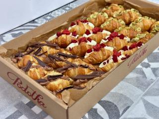 CROISSANT se smetanovým krémem, pistácií a čokoládou 24ks