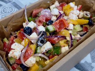 ŘECKÝ SALÁT s feta sýrem a olivami 1200g #vegetarian Požadovaná váha: 2400g