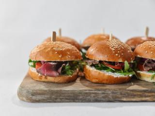ROASTEBEEF MINIBURGER v máslové bulce se sezamem