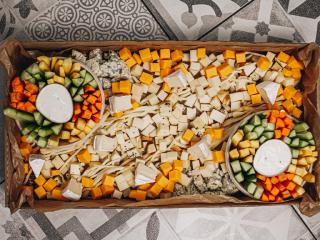 VARIACE TVRDÝCH A POLOTVRDÝCH SÝRŮ SE ZELENIVOVÝM CRUDITE S A PAŽITKOVÝM CREME FRAICHE #vege #bezlepek catering
