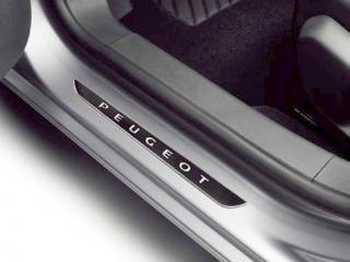 Sada dvou ozdobných krytů prahů předních dveří z hliníku a logem Peugeot (1607558180)