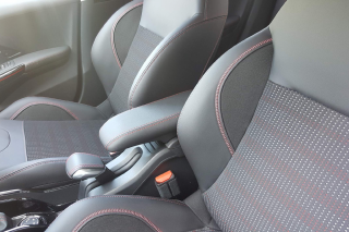 Středová loketní opěrka s červeným štepováním pro Peugeot 2008 (A91, 1628564480)