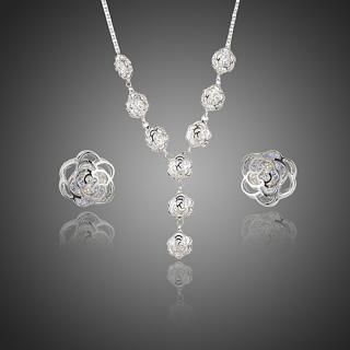 Francesca Petrucci Souprava náhrdelníku a náušnic Swarovski Elements Lumière - květina - Bílá/čirá / 38 cm + 5 cm (prodloužení) SET0215