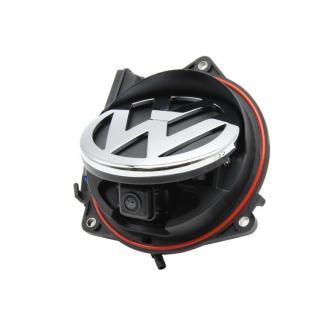 OEM PARKOVACÍ KAMERA VW GOLF V, VI, PASSAT CC, SHARAN, BC VW-84 (OEM barevná parkovací kamera integrovaná ve "VW" logu umístěném na 5-tých dveřích. Po zařazení zpátečky se kamera automaticky vyklopí, původní funkce otevírání dveří logem je zachována.)