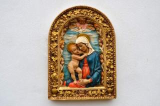 Reliéf panna Marie s Jezuletem a 10 Cherubínů, barevná, výška - 27 cm (Plastika)