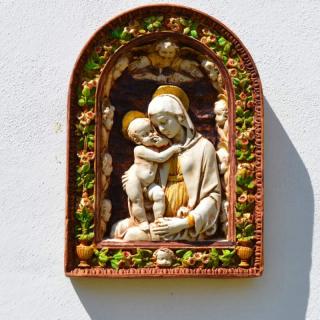 Reliéf panna Marie s Jezuletem a 10 Cherubínů, bílo-zelená, výška - 27 cm (Plastika)