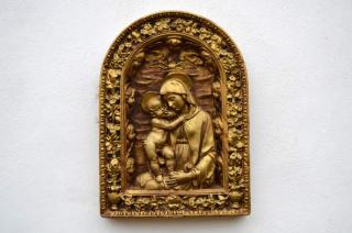 Reliéf panna Marie s Jezuletem a 10 Cherubínů, zlatá s výřezem, výška - 27 cm (Plastika )