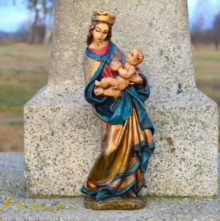 Soška Černá Madona a Jezule - výška 33 cm zlatý plášť (Černé Madony byly a jsou často věřícícmi považovány za obzvláště zázračné. )