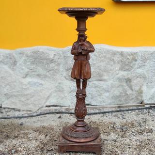 Starý stojan na květiny nebo lampičku s řezbou