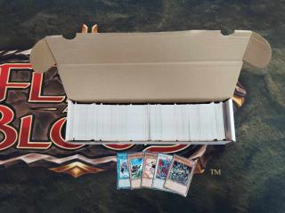 Krabice s 1000 kartama ze hry Yu-Gi-Oh! - Commons