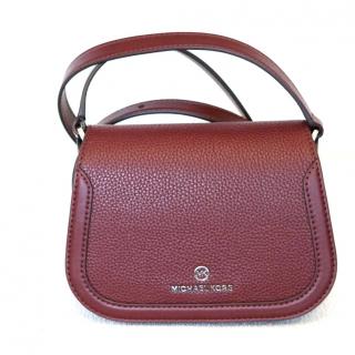 Michael Kors dámská kabelka crossbody LUCIE 32F2GKZC1L MERLOT SM SADDLE XBODY LEATHER