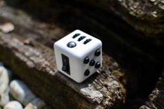 Fidget Cube | bílo - černá
