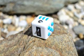 Fidget Cube | bílo - modrá