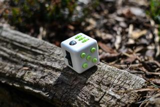 Fidget Cube | bílo - zelená