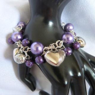 Náramek - fialové perličky s přívěšky