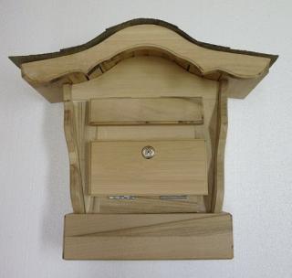 Dřevěná poštovní schránka oblá