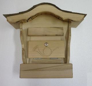 Dřevěná poštovní schránka oblá s řezbou