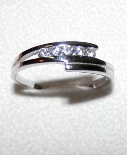 prsten z bílého zlata se zirkony 323041293