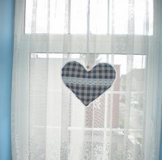 MeeMee Modrá kostka na režném podkladu- velké srdce do okna
