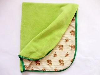 MeeMee Oboustranná deka 70x90 cm -zelená/hnědé růžičky
