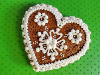 ZDOBENÝ PERNÍK - SRDCE, SRDÍČKO + varianty  Medový perník. Ruční práce. Handicraft. Obchodní název: Srdíčko s lemem + květy 30 g (bez barviv)