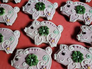 ZDOBENÝ PERNÍK - VÁNOČNÍ + varianty  Medový perník. Ruční práce. Handicraft. Obchodní název: Prasátko se čtyřlístkem PB 20 g (přírodní barviva,…