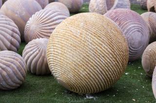 Dekorační pískovcové koule Vyberte si velikost koule: ø 60 cm, Vyberte si povrch: S pruhy