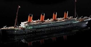 Academy - R.M.S. Titanic + LED set, MCP, Model Kit loď 14220, 1/700