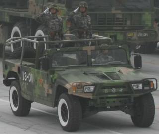HobbyBoss - Menschi - nákladní vozidlo EQ2050 (Dongfeng Armor), Model Kit 2467, 1/72