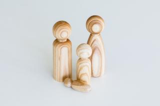 Pikle Figurky z tvrdého dřeva - rodinka z Kufříkova