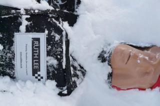 RUTH LEE cvičná osoba zavalená v lavině