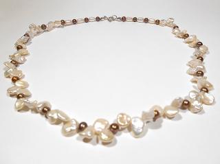 Náhrdelník z bílých keshi a hnedých perel