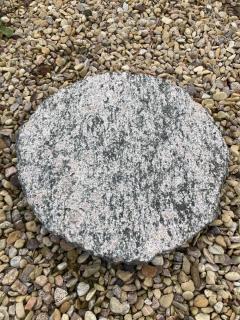 šlapák do zahrady ze žuly pr.35cmx3cm, černo růžová barva