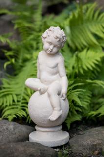 zahradní socha, soška dítě na kouli 5kg