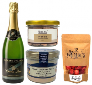 Bublinky v champagne stylu s luxusním bloc de foie gras, sušenými jahodami a praženými mandlemi