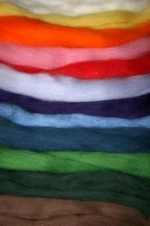 česanec, merino, vlna na plstění, barevné rouno, barevná vlna k plstění 50g