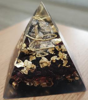 Orgonitová pyramida-granát 6x6x6cm